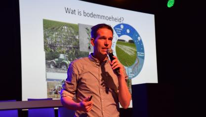 Tuur Vandeweyer gaf tijdens de Agridagen toelichting rond bodemmoeheid en hoe dat te voorkomen.
