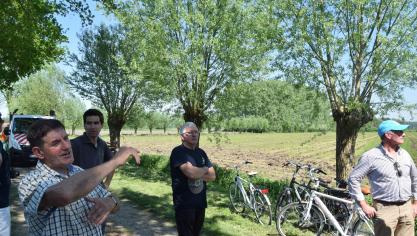 Landbouwer Claeys legt uit hoe zij het houtkantenbeheer aanpakken.