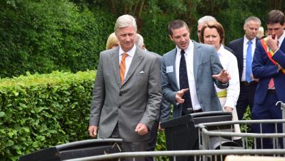 Mathijs Vandewalle, praktijkleraar en hoofd van de schoolhoeve,  leidt de Koning rond.