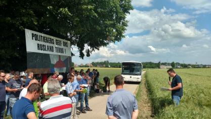 Zowel bij de teelttechniek als bij de raseigenschappen stonden de  medewerkers van de Pibo-Campus stil tijdens de proefveldrondgang.