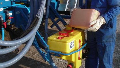 Persoonlijke  bescherming smiddelen tijdens het gebruik van gewasbeschermingsmiddelen zijn onder  andere een overall en handschoenen.