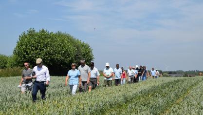 Op proefhoeve Bottelare werden in de rondgang vele proeven en projecten toegelicht.