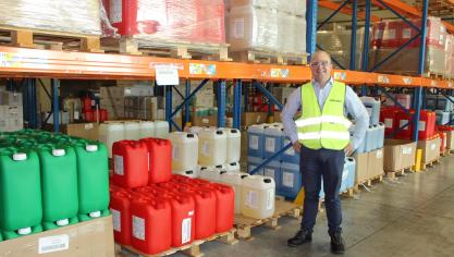 Het bedrijf heeft ongeveer 7.000 paletten met producten in stock, wat een voorraad voor een kleine 40 dagen oplevert. Bemerk de verschillende kleuren van de bussen, wat voor de klanten een grote herkenbaarheid oplevert.