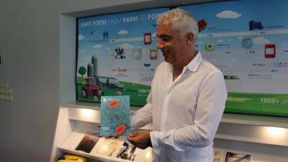 Ronny Schelfhout, division manager Animal Health, met het boek ‘ 8 mythes over antibioticaresistentie ontkracht’: “Met dit boek willen we duidelijk aantonen dat het in de veehouderij perfect kan met minder antibiotica.”