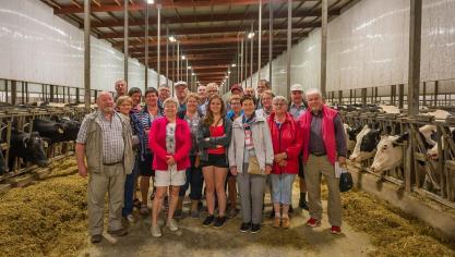 De groep op bezoek bij een melkveehouder met duizenden melkkoeien.