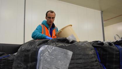 Uit elke big bag worden twee keer 200 patatjes gehaald voor de visuele keuring, maar ook voor het labo.