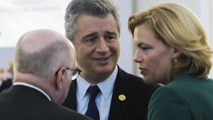 Argentijns minister voor Landbouwindustrie Luis Etchevehere (centraal), Duits federaal minister voor Voedsel, Landbouw en Consumentenbescherming Julia Klockner (rechts) en de minister van Landbouw van de Verenigde Staten Sonny Perdue tijdens de G-20 landbouwtop in Buenos Aires op 28 juli 2018.