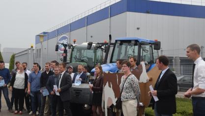 De jonge melkveehouders kaartten hun zorgen bij de poorten van de fabriek in Rotselaar aan.