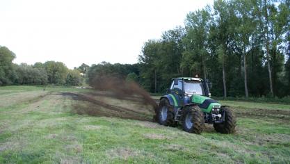 Een gracht waar drainagebuizen in uitkomen en die het hemelwater afvoert is duidelijk een situatie van dienstbaarheid.