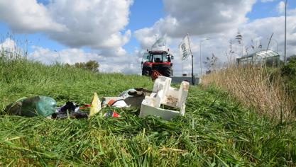 Zwerfafval doodt onder meer runderen.