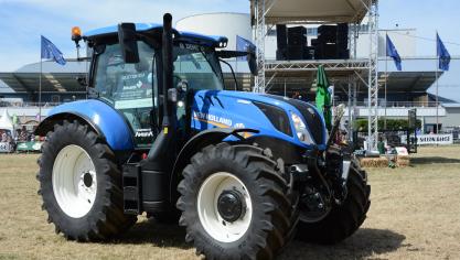 Le New Holland T6 est doté d’une transmission Dynamic Command  à 24 vitesses avant et arrière.