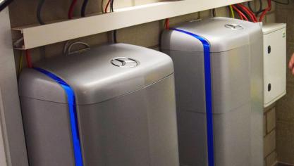 Sinds juli 2017 schakelde Inagro twee lithium-ion-batterijen tussen haar zonnepanelen  en de preiwas- en koelingsinstallatie.