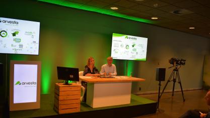 Topman Eric Lauwers geflankeerd door communicatiemanager Stéphanie Deleul.