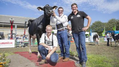 Het team van Thomas De Brabander met de ZB kampioene jonge koeien Joria de l' Herbagère.