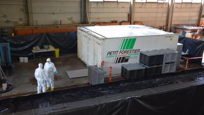 Enkele geautoriseerde personen met een volledige uitrusting kunnen in de autopsiezone komen.