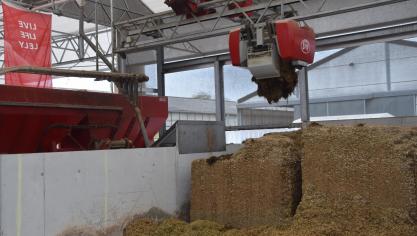 De grijparm brengt de enkelvoudige grondstoffen naar de Vector. In de kuipen links bevindt zich bietenpulp en draf.