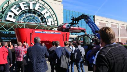 Ter gelegenheid van de internationale dealerdagen werd een stunt uitgehaald door een autowrak in een voermengwagen te steken.