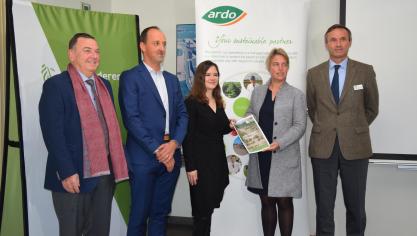 De leden van het droogteoverleg overhandigden 15 november het Actieplan Water voor land- en tuinbouw aan minister  van Landbouw Joke Schauvliege.