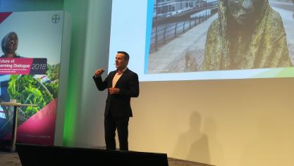 Bayer zoekt toenemend de dialoog met de maatschappij. Topman Liam Condon van Bayer CropScience onlangs bij een evenement waarvoor onder meer journalisten en landbouwers waren uitgenodigd.