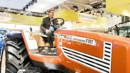 Voor even verkoopt New Holland machines in  terracotta.