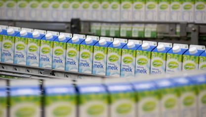 FrieslandCampina ziet de vraag naar basiszuivelproducten dalen.
