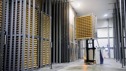 Kazen zijn een belangrijke productgroep voor FrieslandCampina. Op de foto de kaasopslag in Gerkesklooster (Nederland).