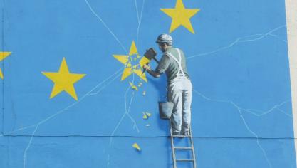 Deze Britse kunstenaar beeldde het vertrek van de Britten treffend uit met graffiti.