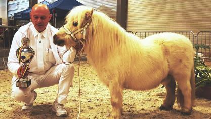 Marc Bosman van Stal van ’t Klaverbos uit Herfelingen met zijn kampioenmerrie Dukia van ‘t Klaverbos.