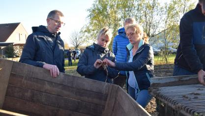 Minister van Landbouw Joke Schauvliege is alvast enthousiast:  De eerste teelt laat zien  dat er absoluut mogelijkheden zijn voor rubberpaardenbloem.