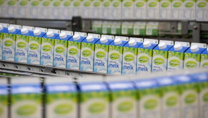 FrieslandCampina zet in op aanvoerbeperking, duurzame melk en een grotere hand in de distributie van kazen.