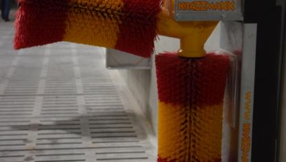 Koeborstel met staartbeveiliging en 30 cm hefruimte.