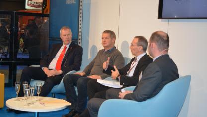 De varkensmarkt werd op de stand van KBC onder de lopen genomen, door onder meer Luc Verspreet (tweede van rechts).