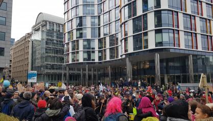 De klimaatbetogingen van met name scholieren trekken in Brussel al wekenlang tienduizenden demonstranten.