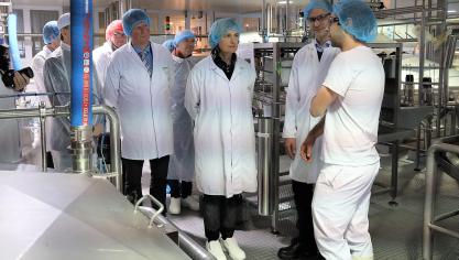 Minister Crevits bezocht deze voormiddag de kaasmakerij van Milcobel in Moorslede.
