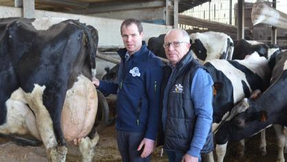 Stéphane en Ludovic vullen elkaar zeer goed aan op het bedrijf. Vader Stéphane zorgt voor de voeding van de dieren, terwijl zoon Ludovic alles wat met genetica te maken heeft voor zijn rekening neemt. P-Y L.