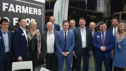 De opening van de beurs had een sterk ‘blauw’ karakter. In het midden Vlaams v olksvertegenwoordiger Francesco Vanderjeugd en als derde van links Europees parlementslid Hilde Vautmans.