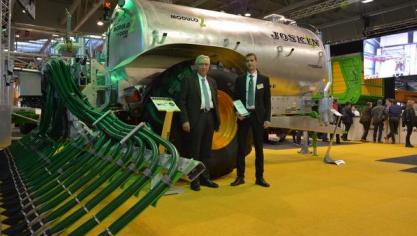 Bedrijfsleider Victor Joskin (links) en François Solek, export manager, zijn trots dat Joskin als enige Belgische bedrijf de prijs voor ‘Machine van het jaar’ in de categorie ‘veehouderijmaterieel’ ontving voor de Modulo Advantage.