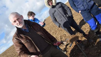 De grond verkruimelt als die goed luchtig en poreus is.