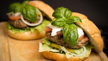 Het kan nog tien jaar duren voor je paarsebacterieburgers in de rekken vindt.