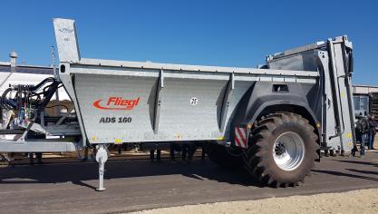 De nieuwe stalmeststrooier ADS 160 beschikt over een inhoud van 18 m³ en een laadvermogen van 16 ton.