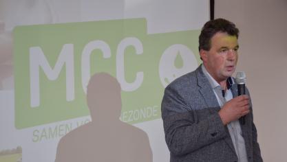 Voorzitter en melkveehouder François Achten stelt het nieuwe logo voor.