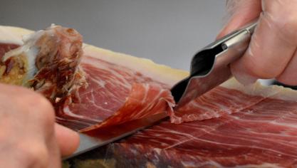 Wat Greenpeace betreft is het net zo immoreel om bij kinderen reclame te maken voor charcuterie, als voor sigaretten.