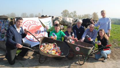 Voorafgaand aan de eerste snede verzamelden ABS-boeren in Maarkedal al het blik en plastic dat ze op hun weiden vonden. Met deze actie vragen zij om de onmiddellijke invoering van statiegeld in het volgende regeerakkoord.