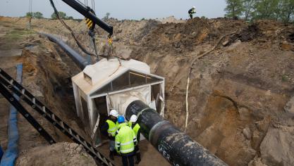 Wijs je loonwerker of aannemer op voorhand op de aanwezigheid van ondergrondse leidingen en op het belang van tijdig overleg met Fluxys.