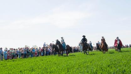 Op de Tiense berg galoppeerden de paarden drie rondjes door de velden, omgeven door toeschouwers en bedevaarders. Volgens de legende volstaat dat om de akkers vruchtbaar te maken.