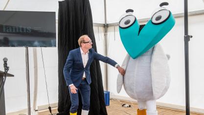 Ben Weyts met Corneel Van Oosterweel; een genderneutrale kip die als mascotte voor de Oosterweel-werken dient.