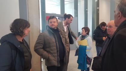 Landbouwer Pieter Van Poucke (tweede van links) en zijn advocaat Nic Reynaert (derde van links). Huts kreeg volgens de advocaat effectief 5 miljoen euro staatssteun bij de koop van landbouwgrond van het OCMW Gent.