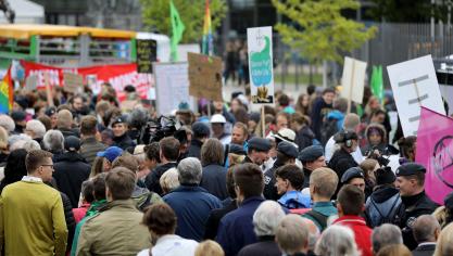 Bij de jaarlijkse topconferentie van Bayer werd geprotesteerd tegen glyfosaat en genetische modificatie van gewassen, twee producten waarmee het overgenomen Monsanto groot werd.