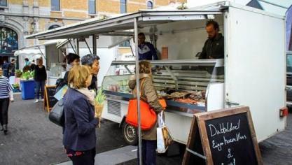 De allereerste editie van Boerenmarché opende met 17 standhouders en lokte al meteen honderden bezoekers uit de buurt.