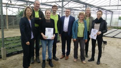 Melkveehoudster Tineke en groentetelersfamilie Schelfhout van Agrico gingen met Boerenbondvoorzitter De Becker, projectleider Vos en minister Van den Heuvel op de foto.